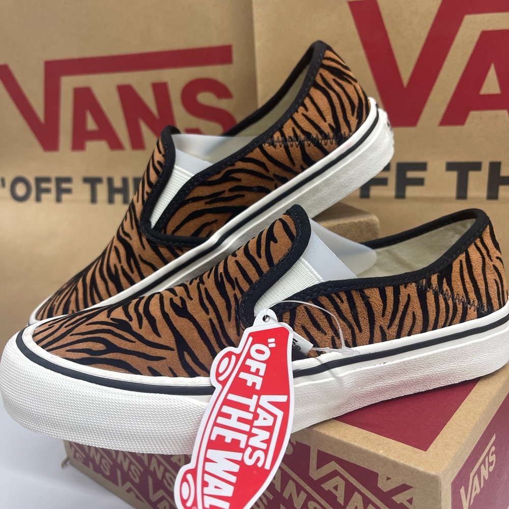 Vans Women's Slip-On Sf (Animal Stripes) Black /Marshmallow Sneakers
VN0A5HYQ9ZY - Picture 5 of 16
